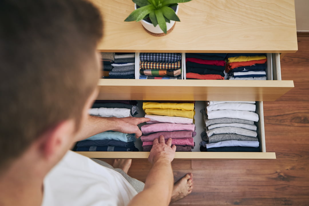Del caos al orden: la mejor forma de guardar tu ropa ordenada en un closet  ideal